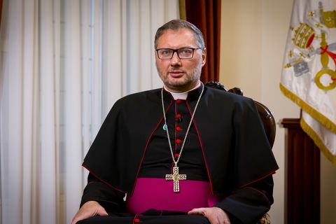 «Папа молився і продовжує молитись», — Апостольський нунцій в Україні про місію Франциска, війну і вибори нового понтифіка