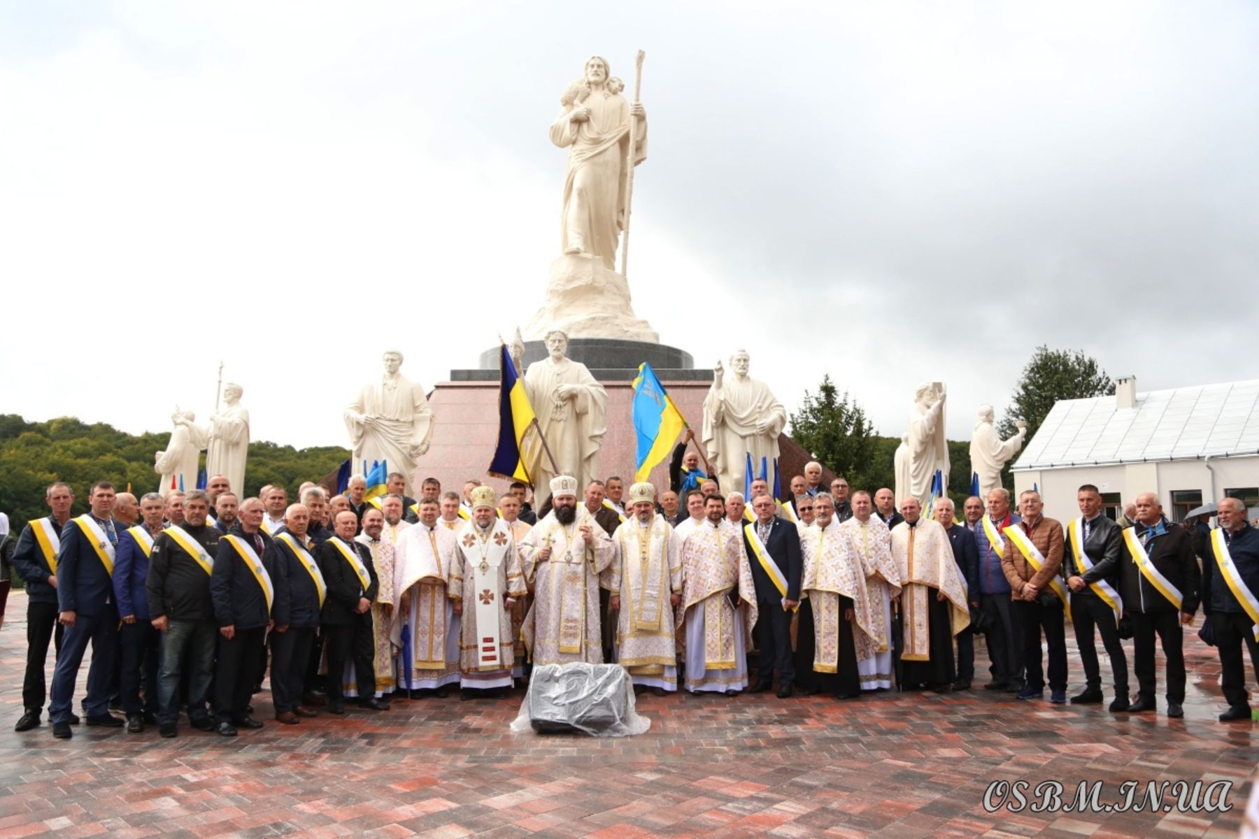 У Підгорецькому монастирі отців-василіан освятили монумент «Христос — добрий пастир»