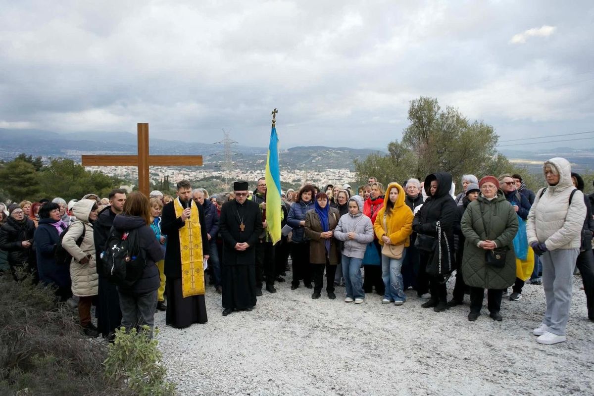 Українці з Афін утретє провели Хресну дорогу на горі Піанія