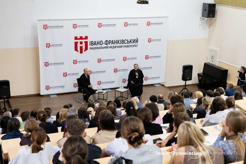 «Бути лікарем — це мистецтво»: Глава УГКЦ зустрівся зі студентами та викладачами Івано-Франківського національного медичного університету