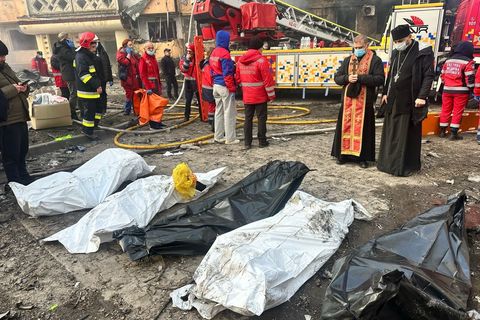 Митрополит Теодор Мартинюк на місці ракетного удару в Тернополі: Єднаймося в молитві та підтримуймо один одного