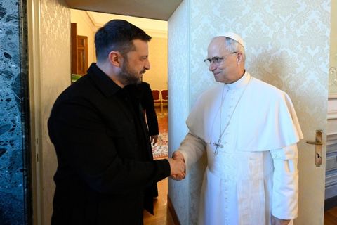 Папа Лев XIV обговорив із Володимиром Зеленським гуманітарну ситуацію в Олешках