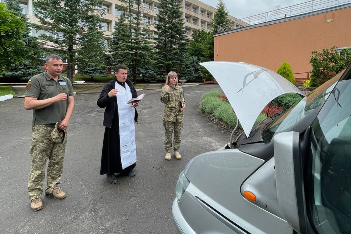 Патріарша фундація «Мудра справа» передала ще один автомобіль для потреб військових медиків