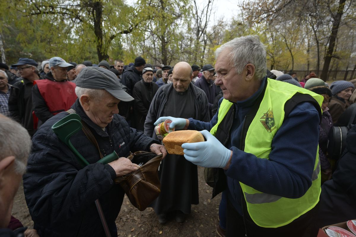 I Cavalieri di Colombo e la Santa Sede sostengono la panetteria per la popolazione che vive al fronte