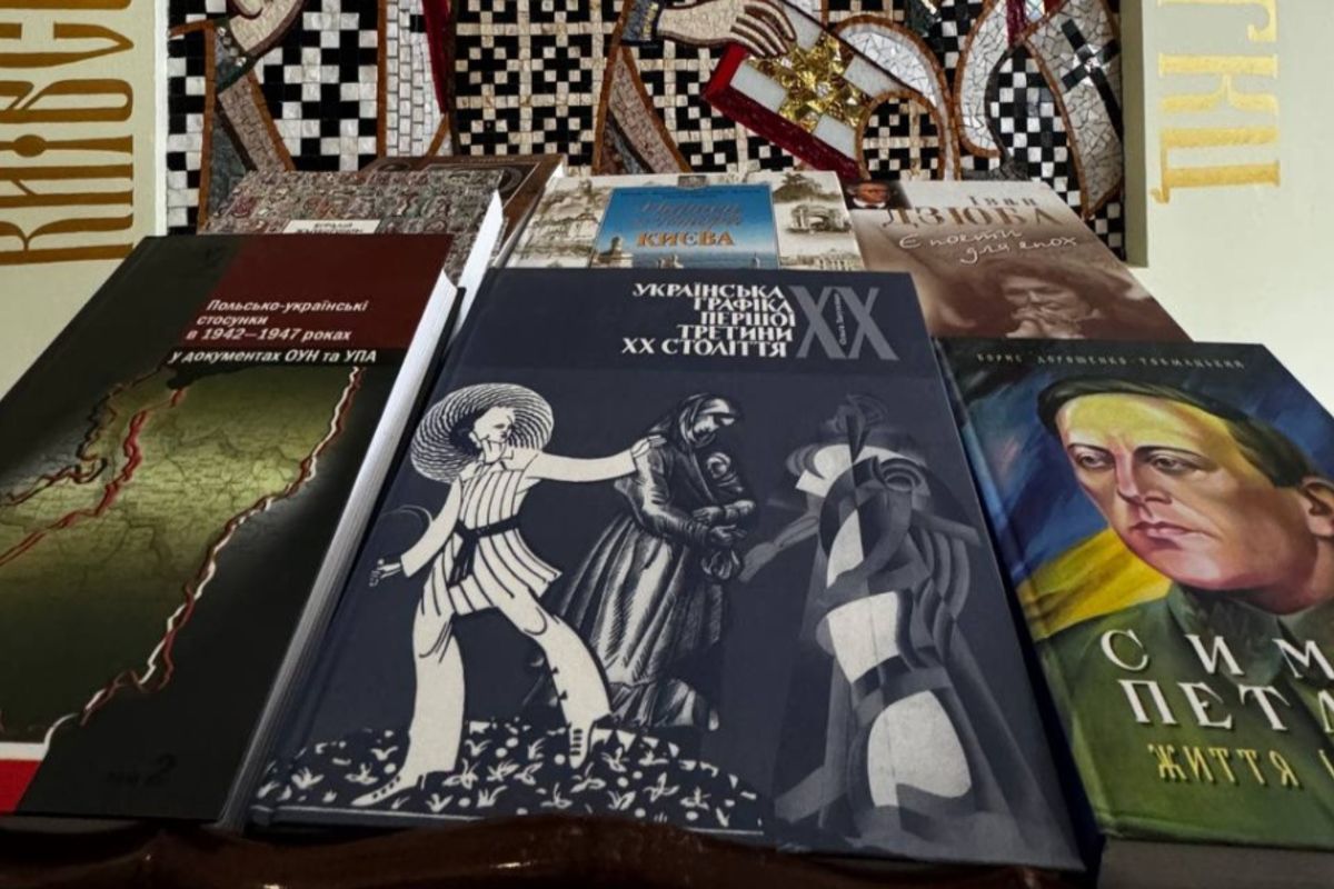 Київська духовна семінарія передала до Черкас 12 коробок української літератури