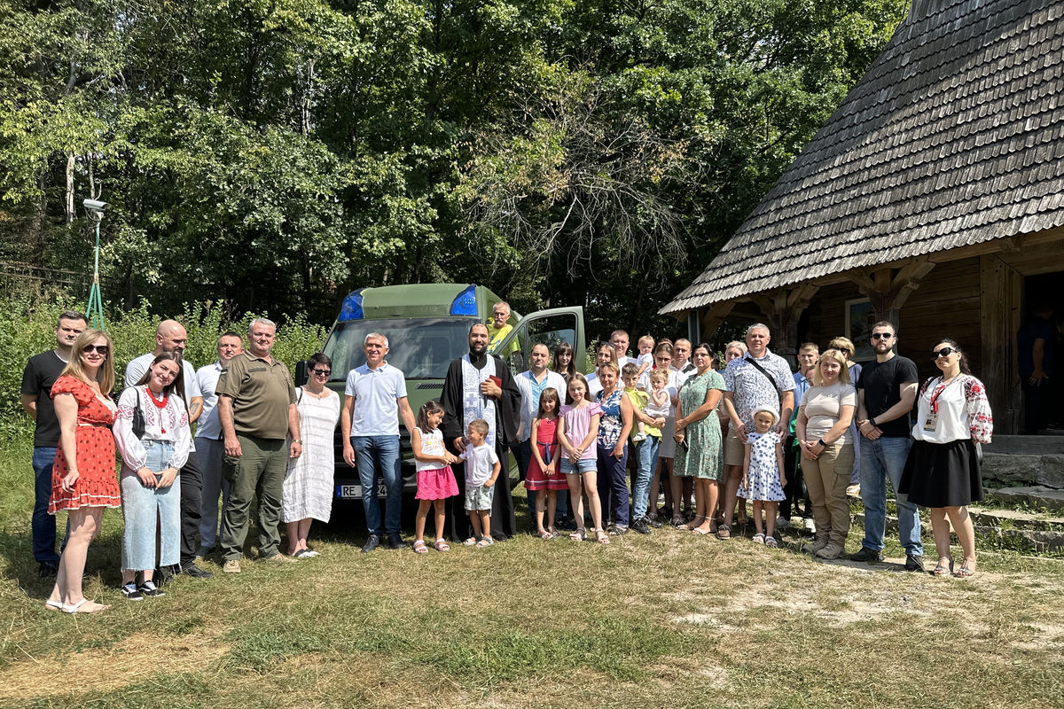 Парафія УГКЦ у Пирогові передала автомобіль швидкої допомоги на фронт