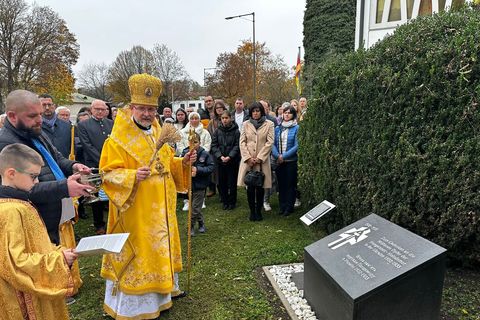 У Новому Ульмі освятили пам'ятник жертвам голодоморів 1932-1933 років