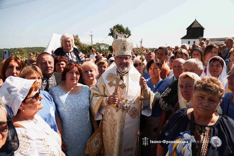 Блаженніший Святослав у Крилосі благословив родини загиблих Героїв та освятив автівки для ЗСУ