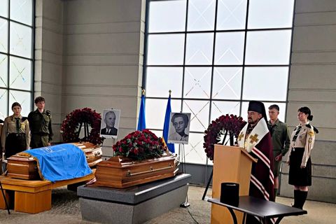 Останки Андрія Мельника та його дружини вирушили з Люксембургу до України
