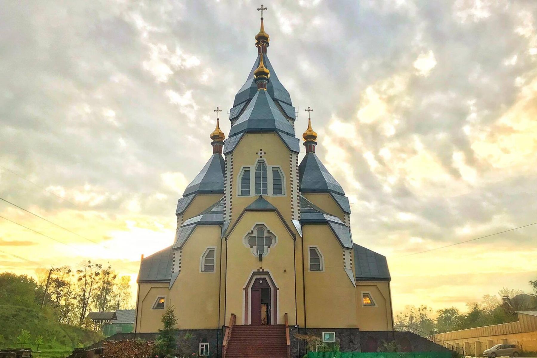 Біля храму у Вишгороді створили пункт заряджання електронних приладів