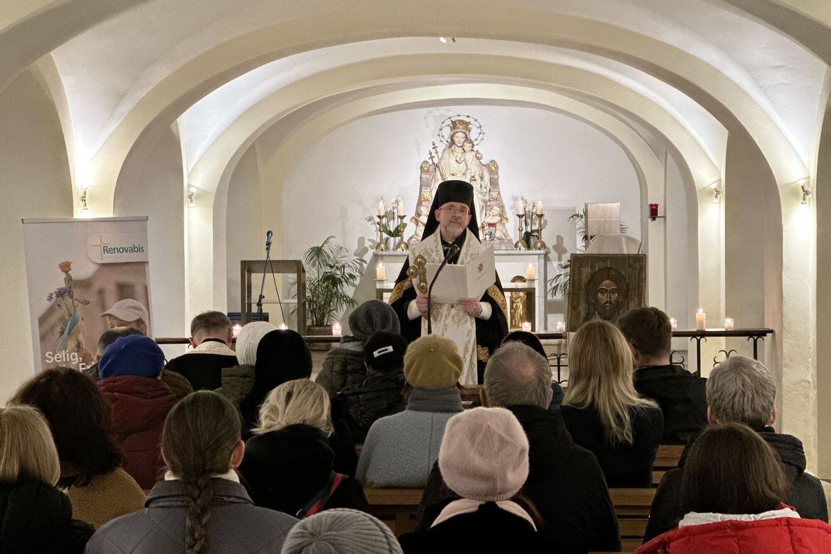 «Не опускайте руки, а підносьте їх до неба», — владика Богдан Дзюрах під час молитви за мир