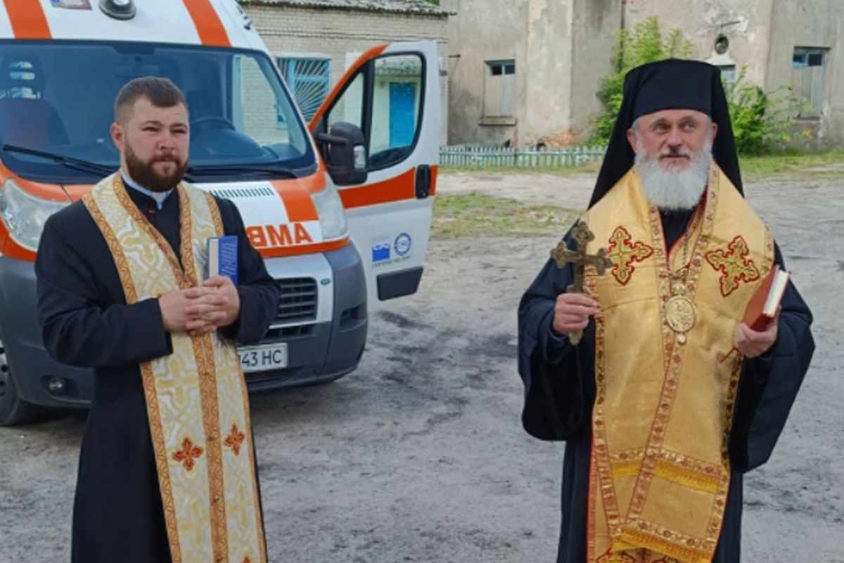 На Волині владика Йосафат Говера освятив автомобіль швидкої допомоги, який передали з Італії