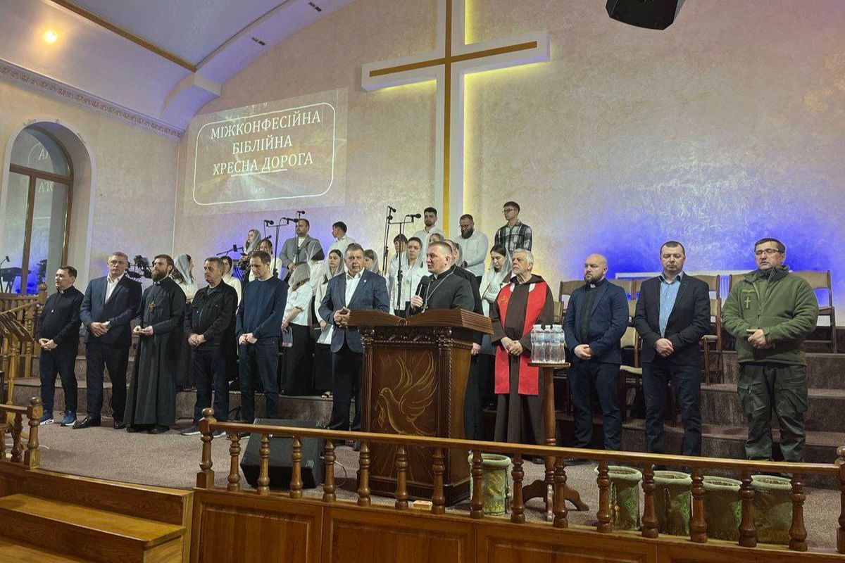 «Ми єдині в Христі, коли йдемо Його хресною дорогою»: у Донецькому екзархаті молилися міжконфесійну Хресну Дорогу
