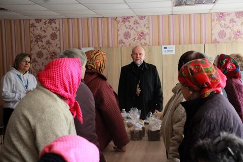 Харківський екзарх привітав вимушено переміщених осіб із Великоднем та передав пасхальну допомогу