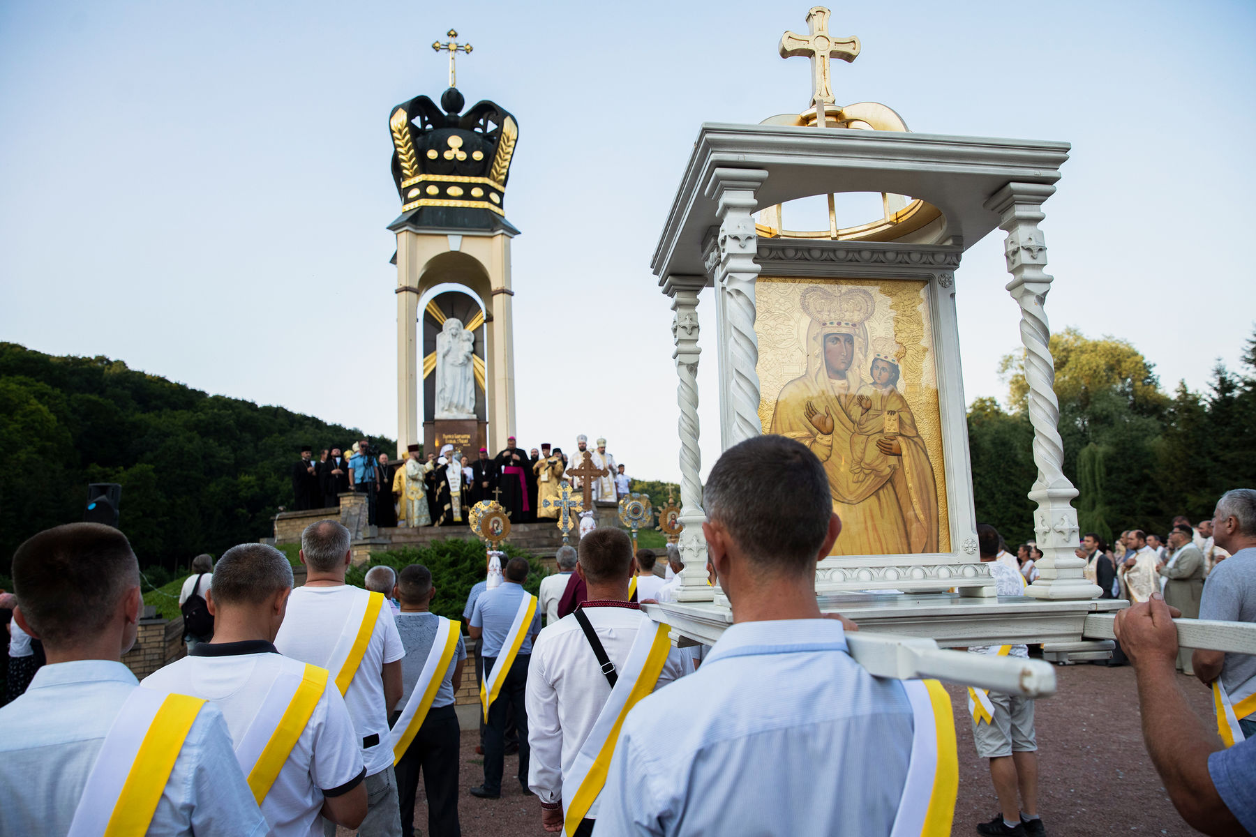 “We came to our Mother to bring her our pain”: All-Ukrainian pilgrimage begins in Zarvanytsia