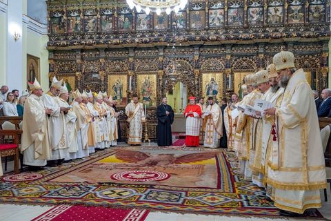 Владика Андрій Хім’як представив УГКЦ на інтронізації Глави Румунської Греко-Католицької Церкви