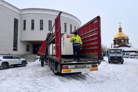 Подільський і Голосіївський райони Києва отримали від Церкви генератори