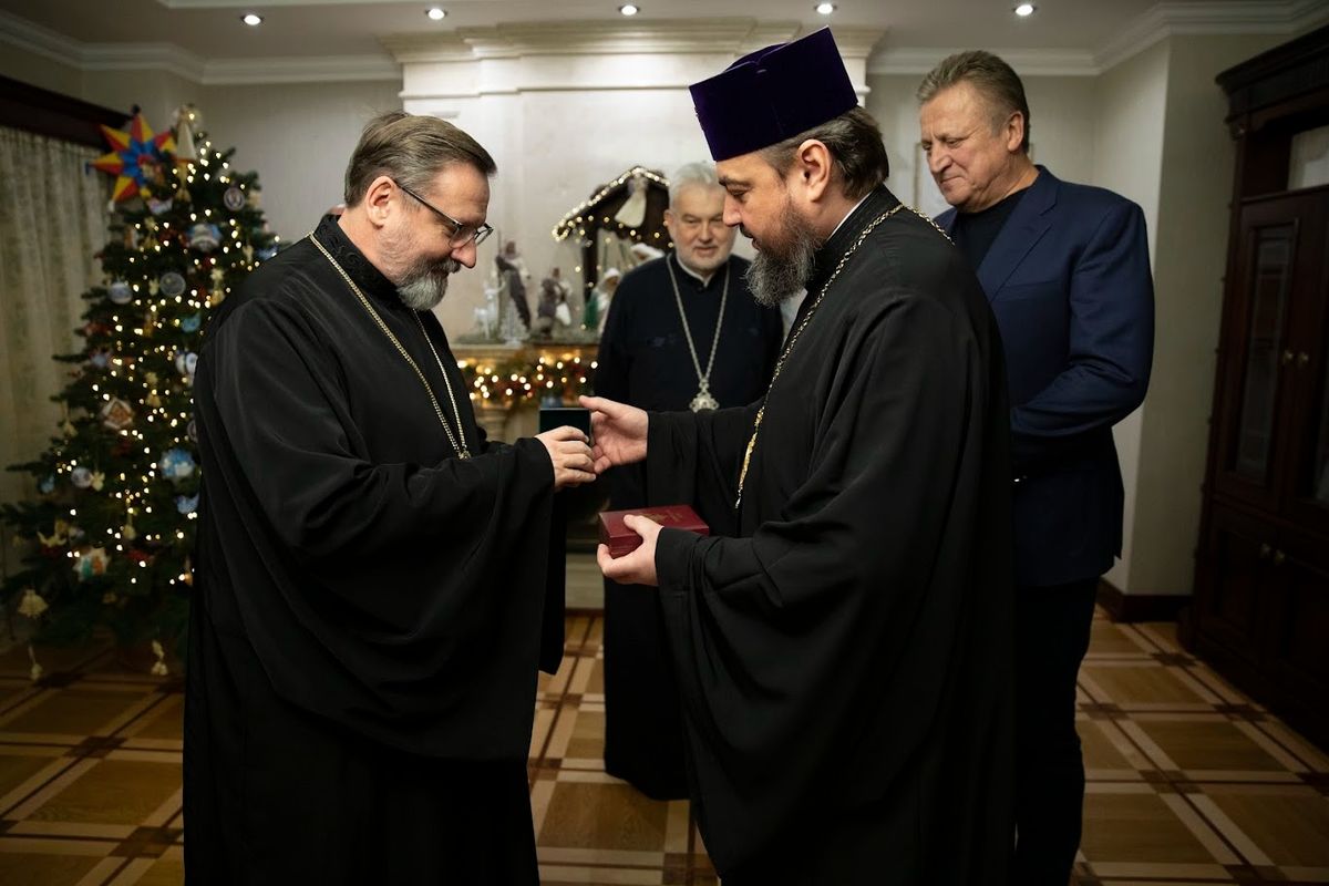 Metropolitan of the OCU Passes Relics of St. Andrew the First-Called and Prince Volodymyr to Head of UGCC