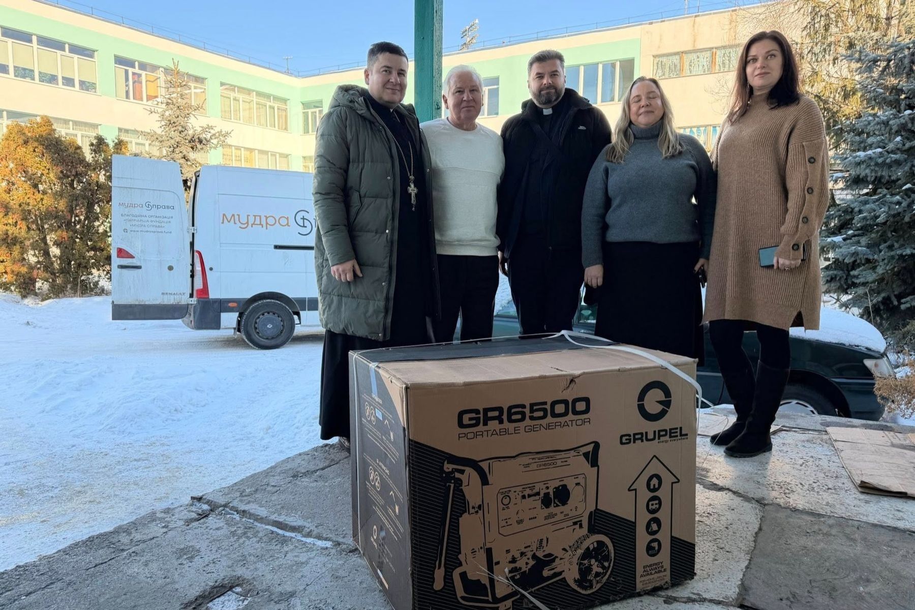 Патріарша фундація «Мудра справа» передала генератори та обігрівачі освітнім закладам Києва