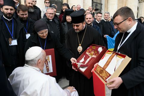 Монашество УГКЦ подарувало Папі Франциcку ризи з розп’яттям Ісуса Христа і багатостраждальною Україною