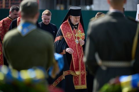 Владика Йосиф Мілян взяв участь у церемонії перепоховання полковника Андрія Мельника та його дружини Софії