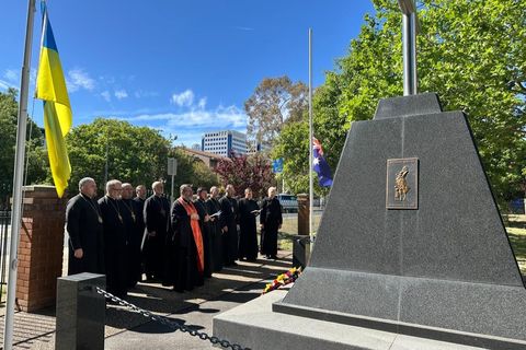 Єпископи Постійного Синоду УГКЦ помолилися за жертв Голодомору перед меморіалом у Канберрі