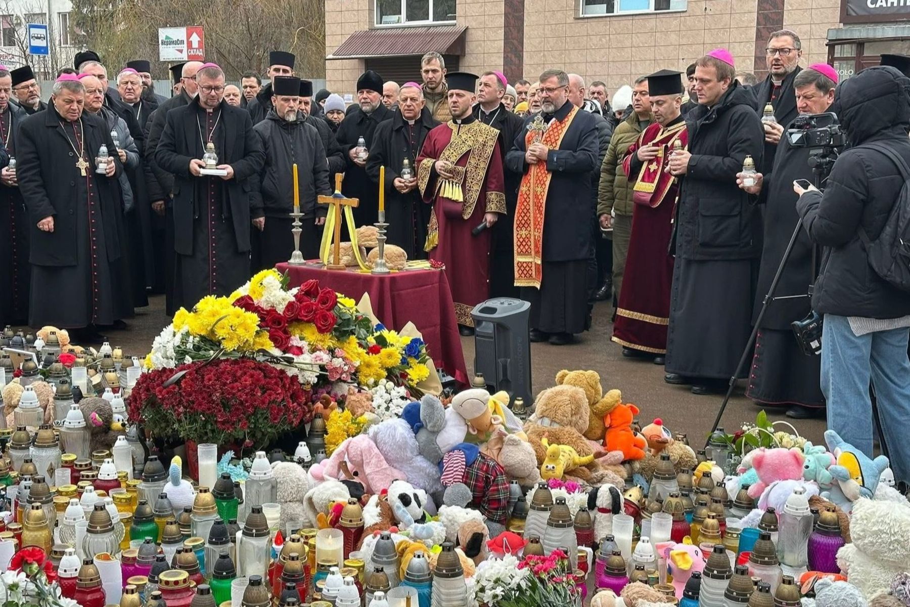Глава УГКЦ із католицькими єпископами України на місці трагедії в Тернополі: «Ваш біль є болем усього тіла Христової Церкви»