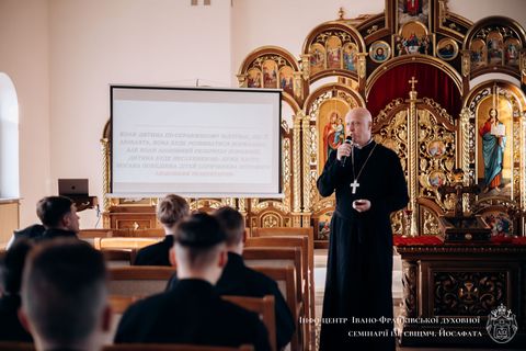 В Івано-Франківській духовній семінарії провели вишкіл про супровід душпастирства сімей у час війни