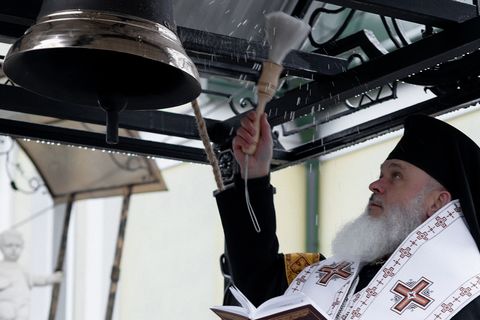 Дзвін, що зібрав громаду: у Радивилові на Волині освятили нову дзвіницю